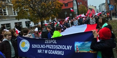 Powiększ grafikę: Grupa  dzieci  uczestnicząca  w  Paradzie  Niepodległości. Z  przodu  baner  Zespołu  Szkolno - Przedszkolnego  Nr 7 w  Gdańsku.