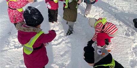 Powiększ grafikę:  Dzieci rzucają się śnieżkami.
