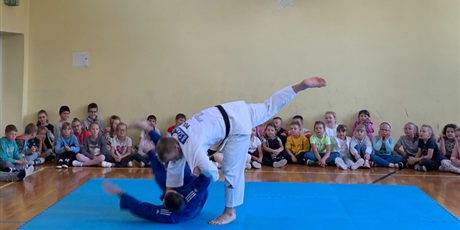 Powiększ grafikę: Walka  judo  na  macie - pokaz.