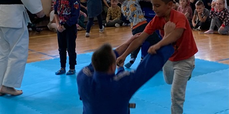Powiększ grafikę: Symulacja  walki  judo  na  macie  z  udziałem  dzieci.