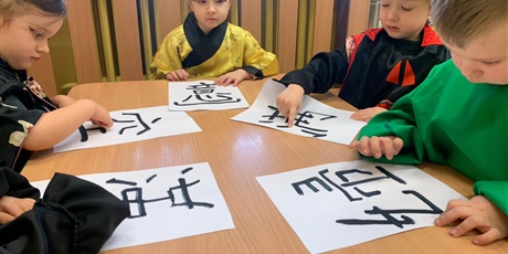 Powiększ grafikę: Dzieci poznają chińskie pismo.