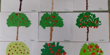 Powiększ grafikę: Tablica  z  pracami plastycznymi uczniów - owocowe drzewka.