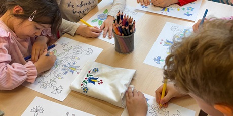 Powiększ grafikę: Przedszkolaki z zaangażowaniem kolorują wzory inspirowane tradycyjnym haftem ludowym.