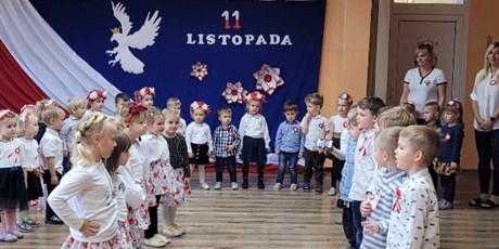 Powiększ grafikę: Przedszkolaki z grupy IV śpiewają pieśń "Przybyli Ułani "