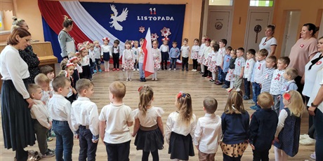 Przedszkolaki śpiewają Hymn Polski