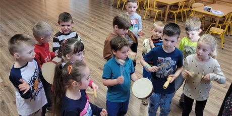 Powiększ grafikę: Dzieci grają na instrumentach perkusyjnych.