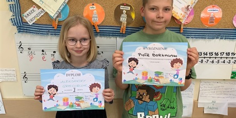 Powiększ grafikę: Ola i Piotr prezentują swoje dyplomy.