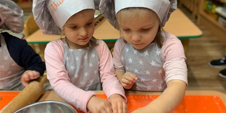 Powiększ grafikę: Inga i Maja wykrawają z ciasta gwiazdkę.