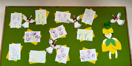 Powiększ grafikę: Prace plastyczne dzieci - wiosenne kwiaty.