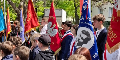 Powiększ grafikę: W tłumie obserwujących wydarzenie, stoją uczniowie z różnych szkół gdańskich trzymający sztandary. 