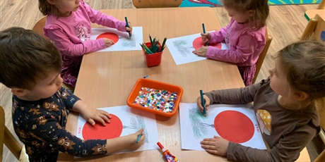 Powiększ grafikę: Bliźniaczki, Eryk i Inga wykonują swoją pracę bardzo starannie.