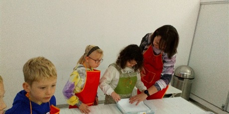 Powiększ grafikę: Grupa dzieci podczas warsztatów plastycznych.