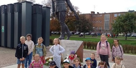 Powiększ grafikę: Grupa  uczniów  przy  pomniku  żołnierza.