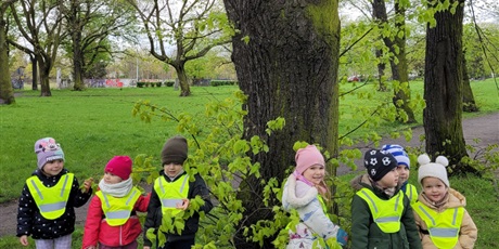 Powiększ grafikę: Dzieci szukają w parku wiosny.