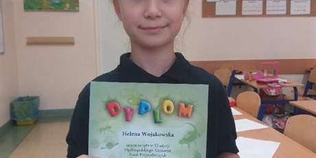 Powiększ grafikę: Uczennica  klasy  IB, Helena  Wojakowska  z  dyplomem  za  zajęcie  pierwszego  miejsca  w  konkursie  "Świetlik".