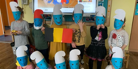 Powiększ grafikę:  Pingwinki - Smerfy poznają flagę Belgii i wioskę Smerfów.