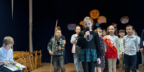 Powiększ grafikę: Uczniowie na scenie podczas przedstawienia.