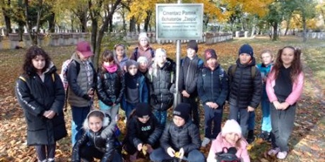 Powiększ grafikę: Grupa uczniów przed wejściem na Cmentarz Pomnik  Ofiar Hitleryzmu.
